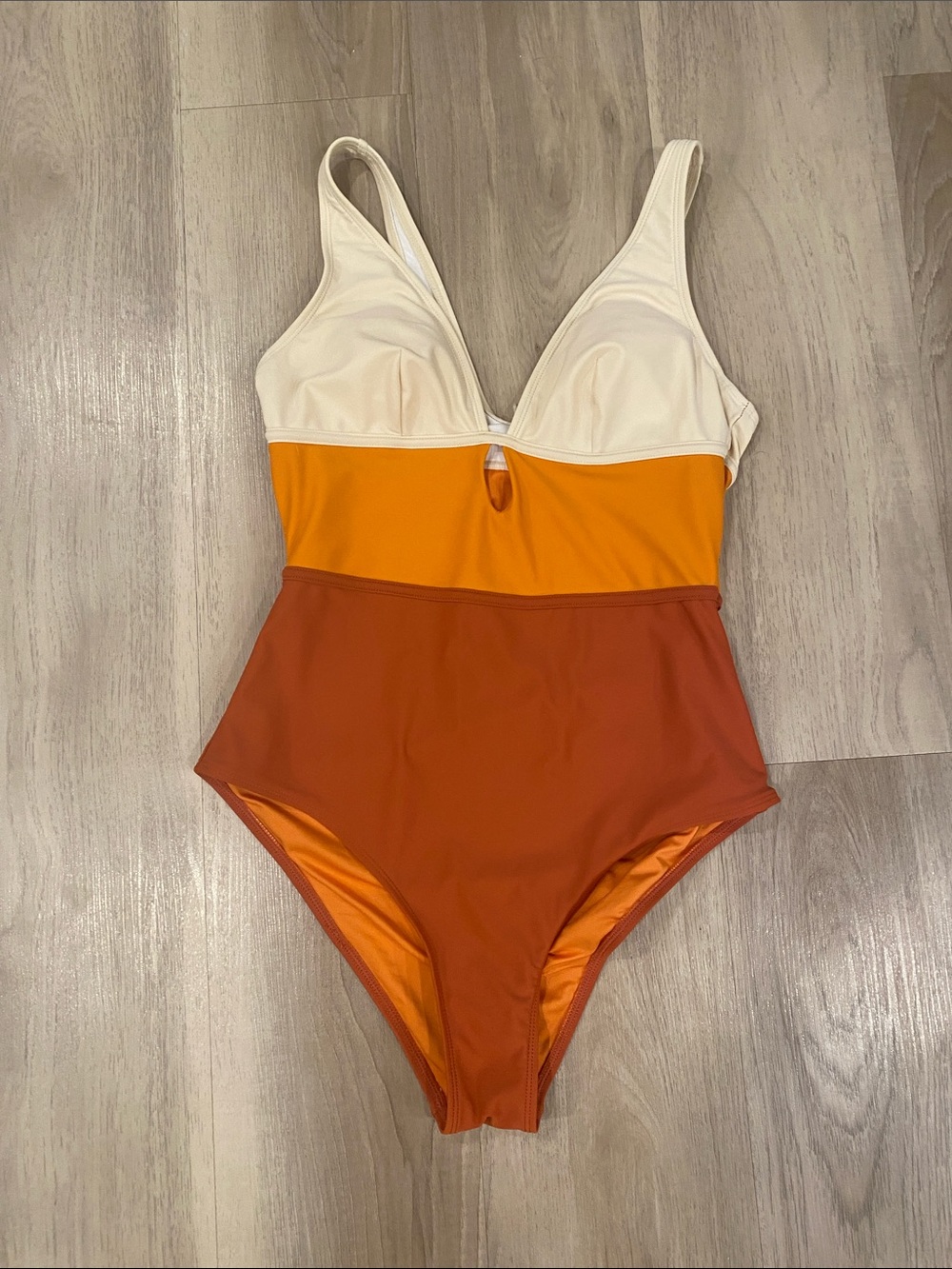 Cupshe Colorblock V-Neck One-Piece Swimsuit in Cream, Orange & Rust size s/m